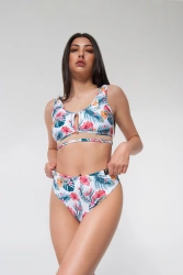 Wysokie majtki z mocno wyciętą nogawką Aloha